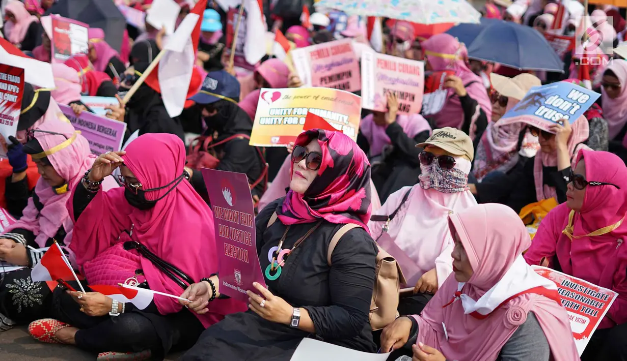 Massa yang tergabung dalam Presidium Perempuan Indonesia membawa poster saat menggelar aksi damai di depan Istana Negara, Jakarta, Kamis (16/5/2019). Massa meminta TNI-Polri tetap netral dalam Pemilu 2019. (Liputan6.com/Immanuel Antonius)