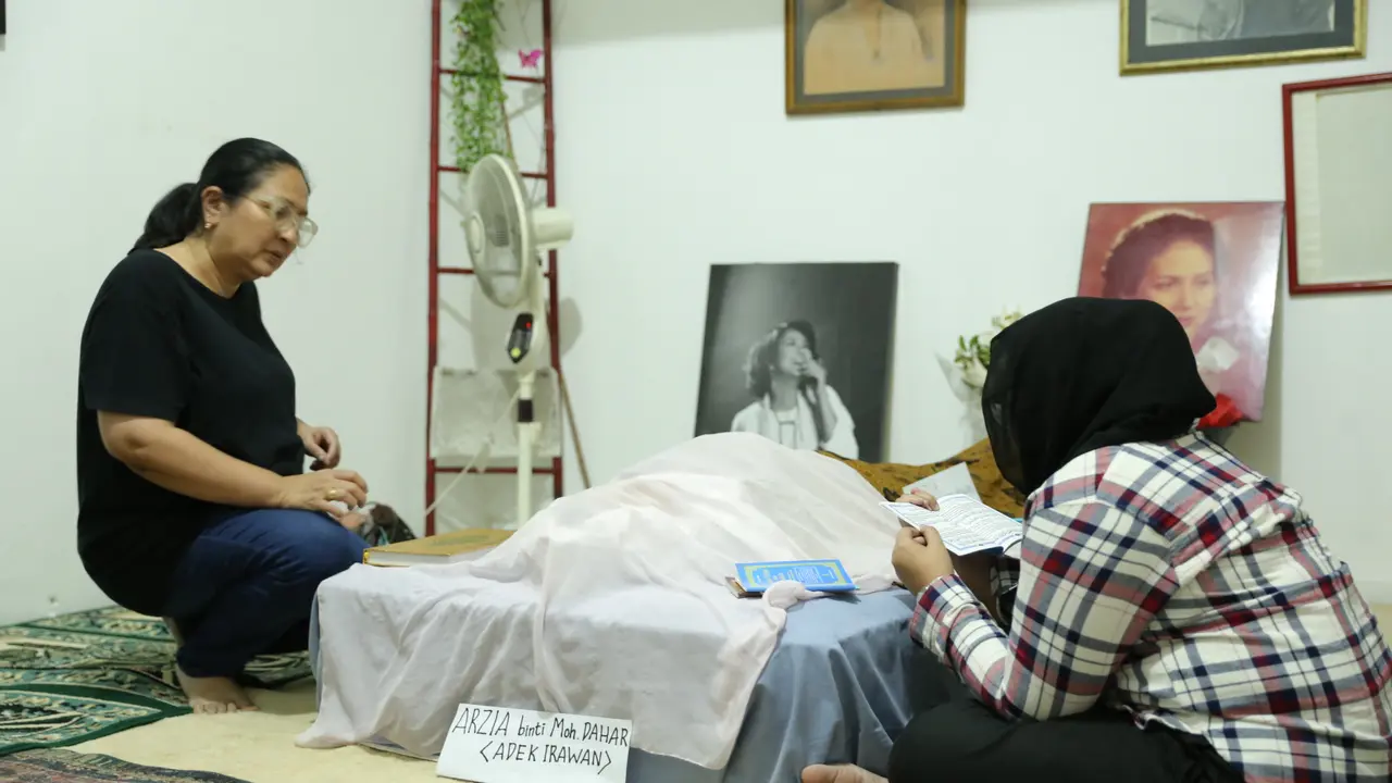 [Fimela] Suasana Rumah Duka Ade Irawan