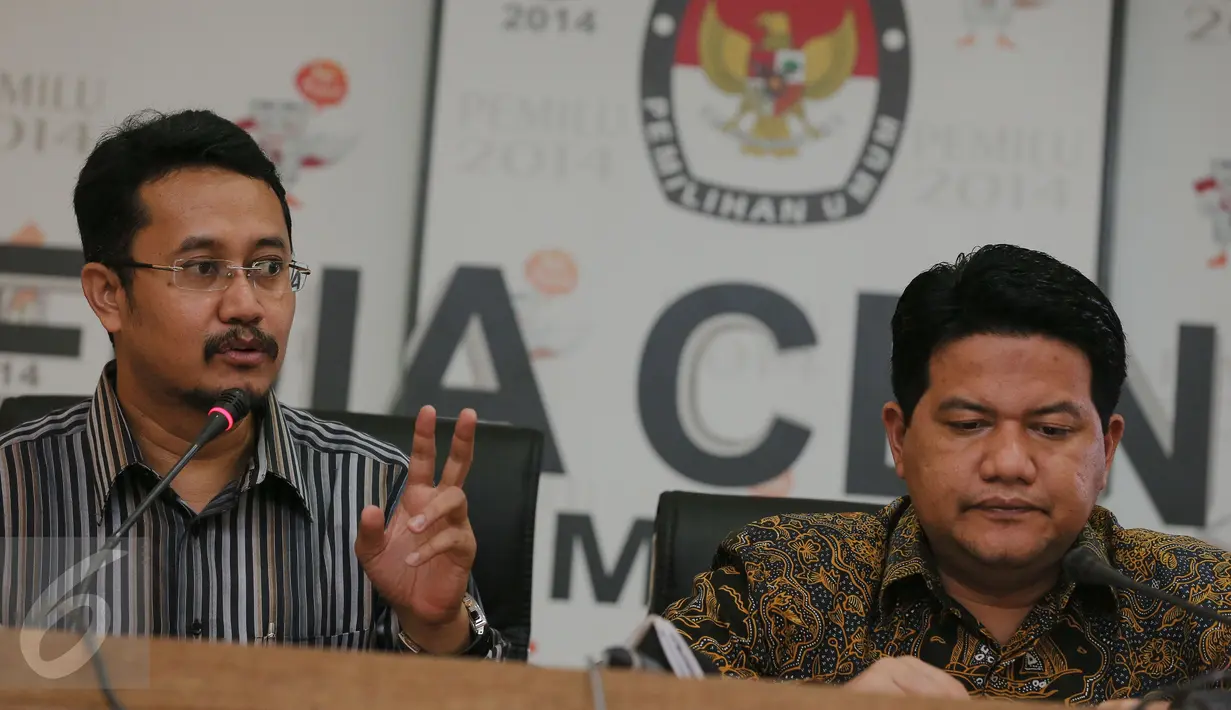 Anggota KPU, Ferry Kurnia Rizkiyansyah (kiri) memberikan penjelasan saat Launching Sistem Perhitungan Suara Pilkada di KPU, Jakarta, Senin (7/12/2015). Aplikasi 'SITUNG' yang akan membantu KPU dalam Pilkada Serentak 2015. (Liputan6.com/Faizal Fanani)