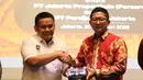 Direktur Utama PT Jakarta Propertindo (Jakpro), Iwan Takwin secara simbolis memberikan miniatur JIS kepada Direktur PT Persija Jaya Jakarta, Mohamad Prapanca (kanan) pada acara penandatanganan nota kesepamahaman atau MOU kerja sama Persija Jakarta dan Jakpro, Kamis (20/2/2025) di Morrisey Hotel, Jakarta Pusat.