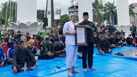 Sejumlah Budayawan yang tergabung dalam Obor Hurung mendekkarasi dukungan kepada Sendi Fardianysah sebagai Wali Kota Bogor. (istimewa)