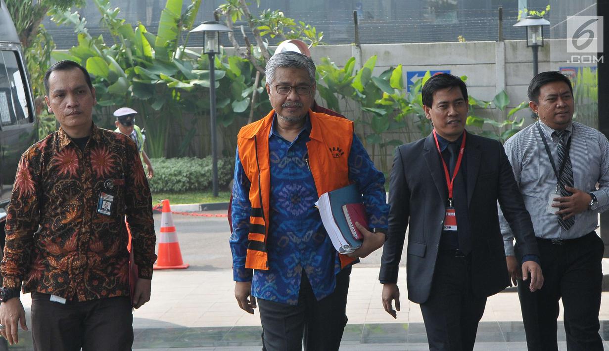 Gubernur Sulawesi Tenggara Nur Alam mengenakan rompi tahanan KPK berjalan memasuki gedung KPK, Jakarta, Jumat (21/7). Dalam perkara ini, Nur Alam diduga melakukan penyalahgunaan wewenang sehingga memperkaya diri sendiri. (Liputan6.com/Helmi Afandi)