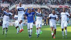 Para Pemain Inter Milan merayakan kemenagan atas Torino pada lanjutan Liga Italia Serie A di Stadion Olympic, Turin, MInggu (8/11/2015) WIB. (AFP Photo/Marco Bertorello)