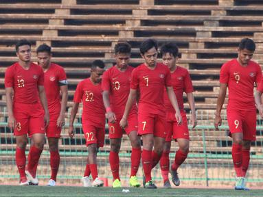 Para pemain Timnas Indonesia U-22 tampak kecewa usai ditahan imbang Malaysia U-22 pada laga Piala AFF U-22 2019 di Stadion National Olympic, Phnom Penh, Selasa (20/2). Kedua negara bermain imbang 2-2. (Bola.com/Zulfirdaus Harahap)