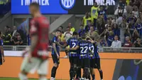 Pemain Inter Milan merayakan gol yang dicetak ke gawang AC Milan dalam laga giornata keempat Serie A Liga Italia 2023/2024 di Giuseppe Meazza, Sabtu (16/9/2023) malam WIB. Inter Milan menjadi pemenang dalam laga derbi lewat skor 5-1 atas AC Milan. (AP Photo/Antonio Calanni)