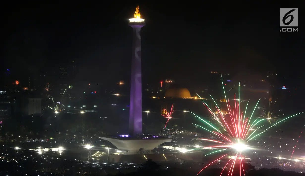 Kembang api menyala menyambut pergantian tahun 2018 ke 2019 di kawasan Monumen Nasional, Jakarta, Selasa (1/1). Ribuan orang merayakan malam pergantian tahun di halaman Monumen Nasional, Jakarta. (Liputan6.com/Helmi Fithriansyah)