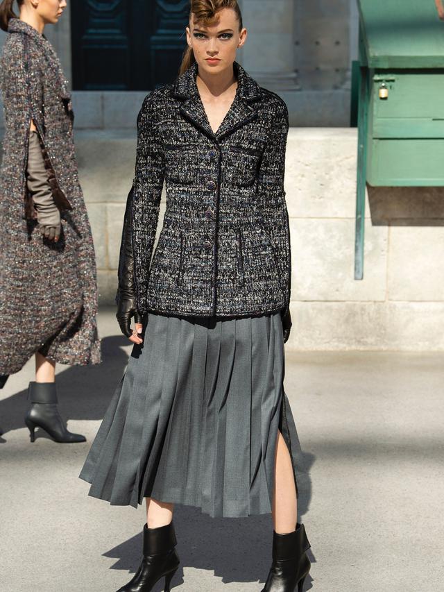 Model Kulit Hitam Adut Akech Menutup Show Chanel Haute 