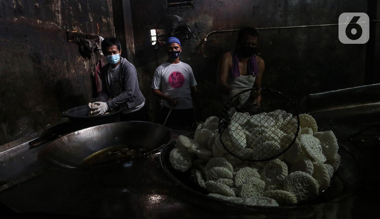 Pekerja menggoreng kerupuk di UKM Kerupuk Melati, Jakarta, Rabu (16/12/2020). Pada masa pandemi COVID-19, UKM tersebut memproduksi kerupuk kurang lebih dua kuintal per hari atau menurun 40 persen dari kondisi normal. (Liputan6.com/Johan Tallo)