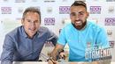 Pemain baru Manchester City, Nicolas Otamendi menandatangani kontrak bersama The Citizens di Manchester, Kamis (20/8/2015). (Twitter/Manchester City)