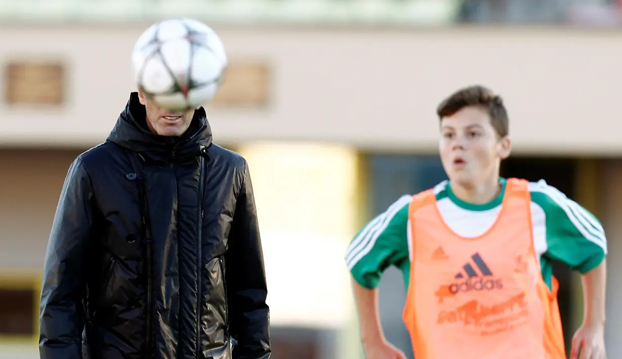 Zidane dalam sesi latihan bersama pemain bola U14 Canton de Vaud, Lausanne, Senin (3/10). Mantan pemain Real Madrid itu ditunjuk sebagai pelatih tamu pada sesi latihan seleksi U14 Canton de Vaud. (REUTERS/Denis Balibouse)