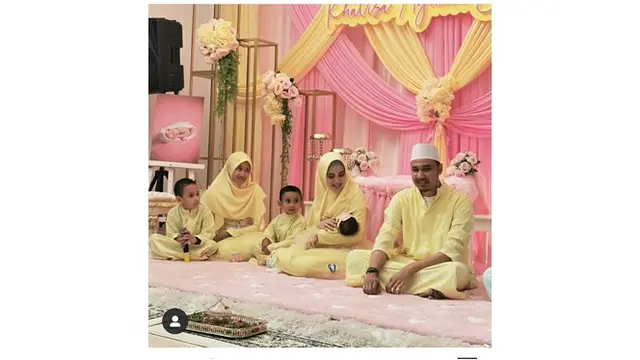 Acara akikah putri pertama Kartika Putri diisi dengan pengajian yang dibawakan salah satu ustaz.