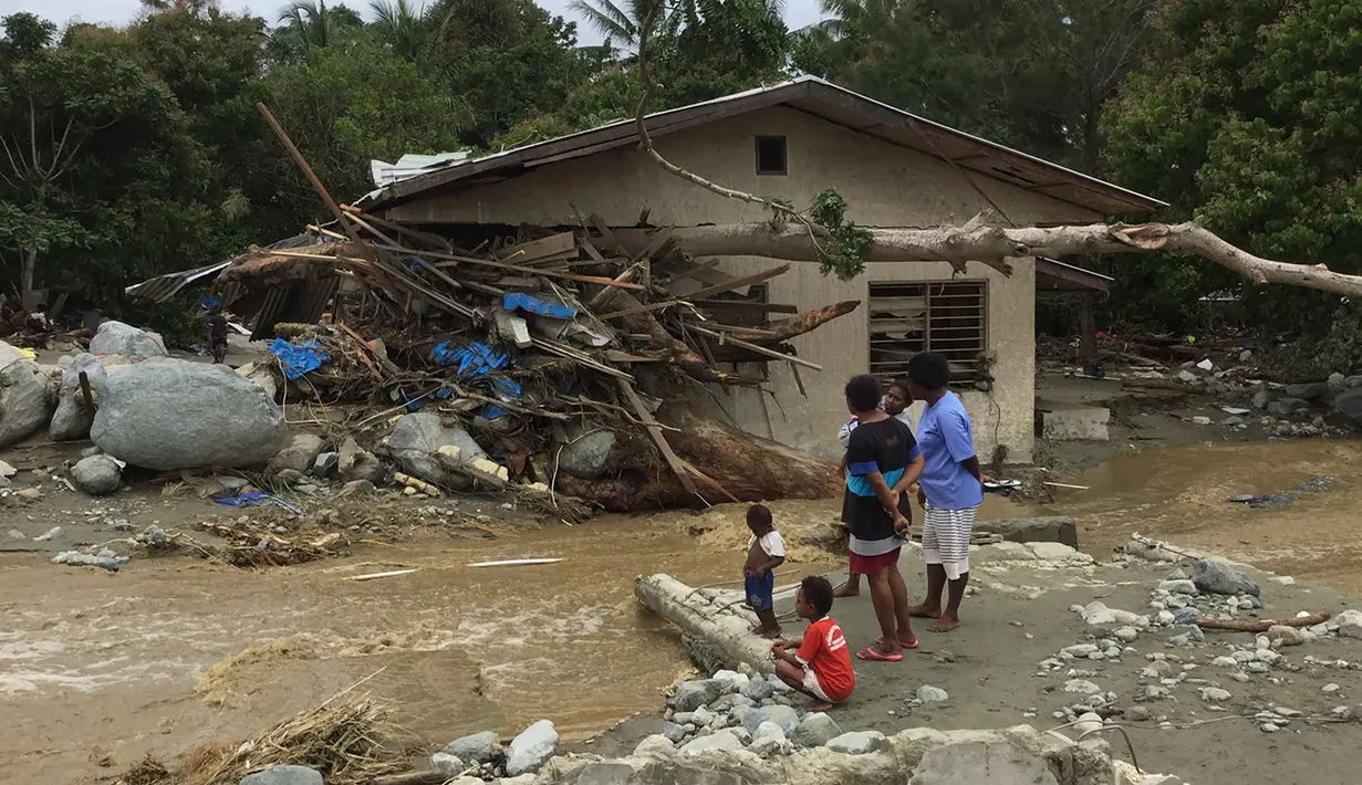 Puing-puing dan batang pohon yang tersapu banjir bandang di Kabupaten Sentani, Jayapura, (17/3). Banjir bandang Sentani menewaskan 70 orang dan puluhan luka-luka. (AFP/Netty Dharma Somba)