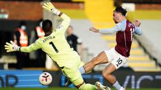 Penyerang Aston Villa, Jack Grealish, berusaha mencetak gol ke gawang Fulham pada laga lanjutan Liga Inggris di Craven Cottage, Selasa (29/9/2020) dini hari WIB. Aston Villa menang 3-0 atas Fulham. (Will Oliver/Pool via AP)
