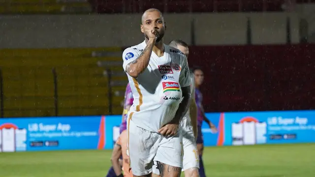 Penyerang Persija Jakarta, Gustavo Almeida, melawan RANS Nusantara FC.