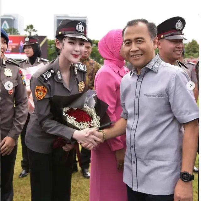 Polwan Cantik Febby Veronica Viral Usai Unggah Foto Naik Pangkat, Disebut Mirip Artis Korea.  foto: (dok.Instagram @kinen_bhy/https://www.instagram.com/p/DEO7uovB8_u/Henry)