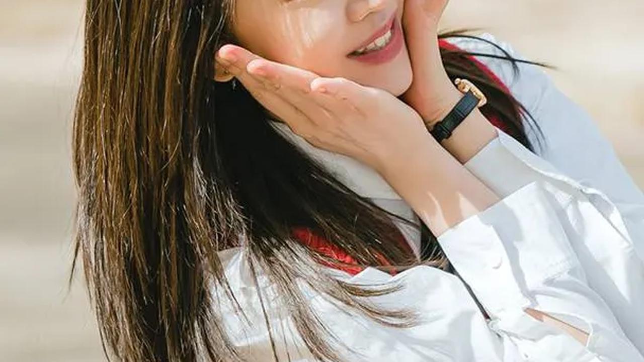 Shin Hye Sun, di sisi lain, memerankan Jo Sam Dal, seorang fotografer fashion yang kembali ke Samdalri setelah karirnya hancur di Seoul.