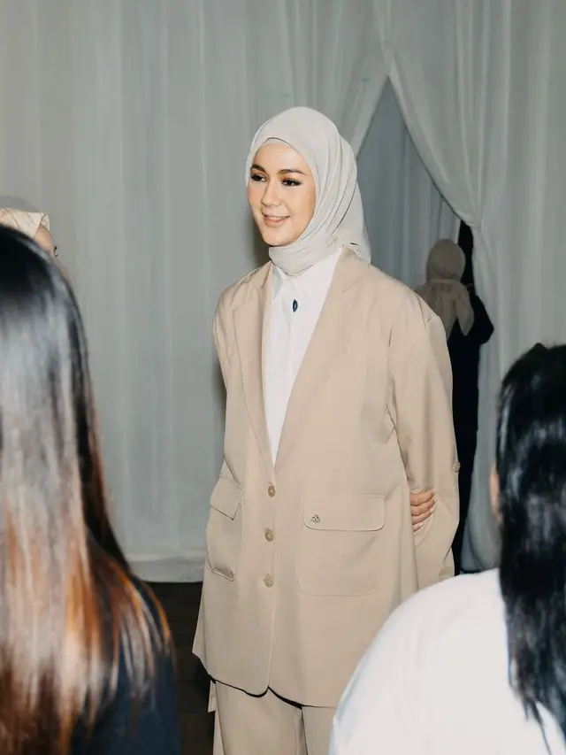 Lima gaya blazer ala Paula Verhoeven (Instagram/@paula_verhoeven)