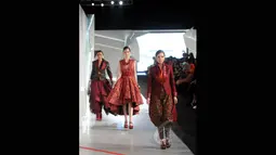 Model berjalan di atas catwalk saat memperagakan koleksi rancangan Poppy Dharsono dalam ajang Indonesia Fashion Week 2015 di JCC Senayan, Jakarta, Kamis (26/2). (Liputan6.com/Panji Diksana)