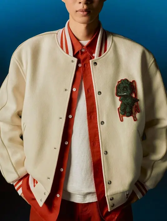 Koleksi pakaian ini menampilkan karakter monster hijau kecil yang gemas bernama Tanilla yang menjadi ciri khas Otani. [Dok/Dior]