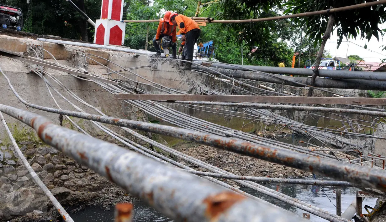 Petugas Suku Dinas Bina Marga Jakarta Barat memperbaiki Jembatan Kali Inspeksi Grogol, Jakarta, (30/5/2016). Amblesnya jembatan yang terletak depan kompleks Hankam, Palmerah tersebut penyebabnya diduga terjadi pergeseran tanah (Liputan6.com/Helmi Afandi)