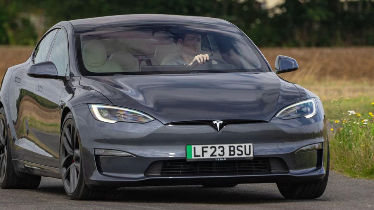 Pengemudi Tesla Berani Tidur Sambil Mengemudikan Mobil di Jalan Raya Amerika Serikat