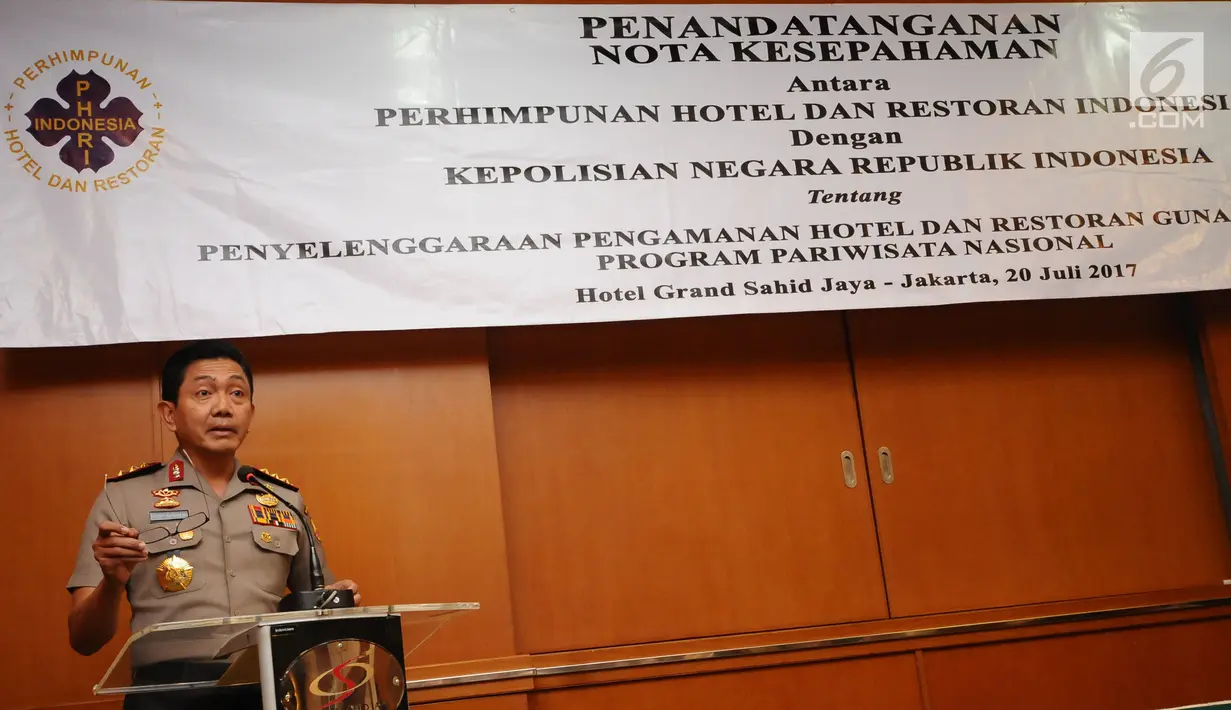 Kabaharkam Polri, Komjen Pol Putut Eko Bayuseno memberi arahan usai menandatangani MoU dengan PHRI di Jakarta, Kamis, (20/7). MoU tentang Penyelenggaraan Pengamanan Hotel dan Restoran. (Liputan6.com/Helmi Fithriansyah)
