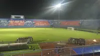 Suasana pasca&nbsp;kericuhan setelah laga Arema FC melawan Persebaya Surabaya pada laga lanjutan Liga 1 2022/2023 yang berlangsung di Stadion Kanjuruhan, Malang, Sabtu (01/10/2022). Terlihat dua mobil pihak keamanan terbalik dan benda-benda yang berserakan di dalam lapangan. (Bola.com/Dendy Gandakusumah)