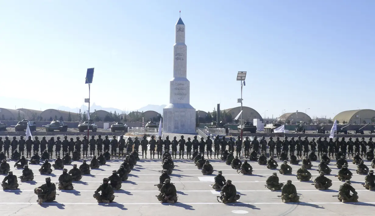 Pasukan Taliban duduk selama upacara kelulusan setelah pelatihan militer tiga bulandi Herat, Afganistan (10/1/2022). Sekitar 600 pejuang Taliban mengikuti parade militer di Kabul, Afghanistan pada Minggu (9/1) merayakan kelulusan mereka.  (AFP Photo)