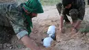 Anggota YBS yang berafiliasi dengan Partai Pekerja Kurdistan (PKK) memasang ranjau  di sebuah jalur yang biasa dilintasi ISIS, Irak utara, 30 April 2016. Di Irak dan Suriah banyak muncul kelompok-kelompok yang memerangi ISIS. (REUTERS/Goran Tomasevic)