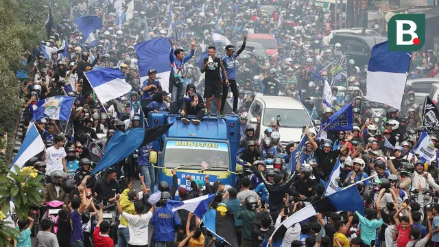 Foto: Sambut Kedatangan Skuad Persib usai Juara Championship Series BRI Liga 1 2023/2024, Bobotoh Lakukan Pawai di Kota Bandung