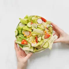 Kreasikan saladmu dengan memadukan berbagai macam sayuran berwarna. [Dok/Pexels.com/Polina Tankilevitch].