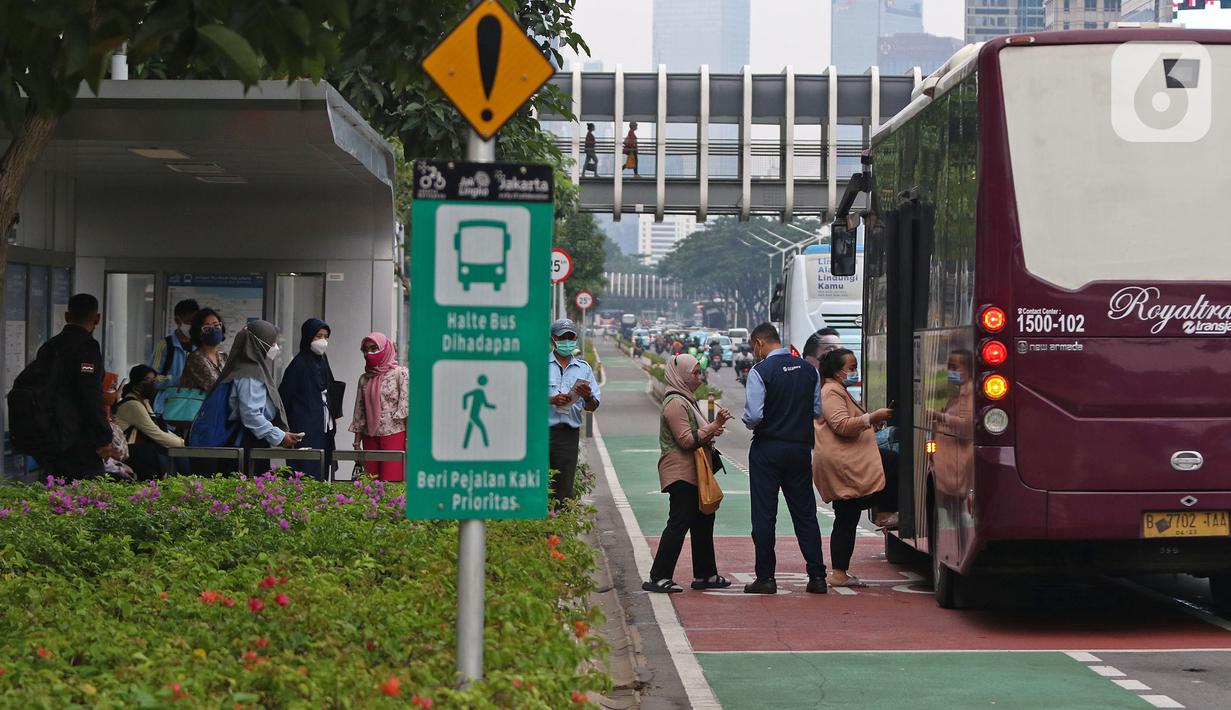 Penumpang menaiki bus saat jam pulang kerja di Jalan Jenderal Sudirman, Jakarta, Rabu (3/11/2021). Mobilitas masyarakat di Ibu Kota semakin meningkat seiring dilonggarkannya beberapa aturan. (Liputan6.com/Herman Zakharia)