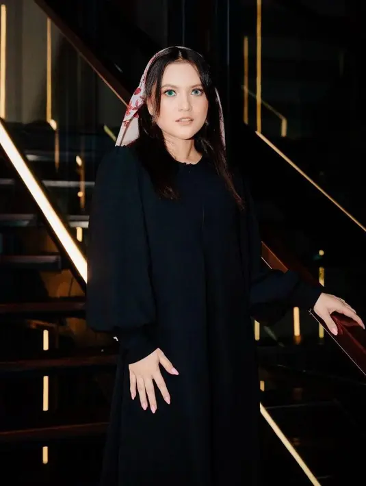Marsha Aruan tak kalah memesona dibalut gamis berwarna hitam dan scarf bermotif yang dikenakan di kepalanya, [@snap.nuel/@rezartemeviaofficial/@ochiipramita]