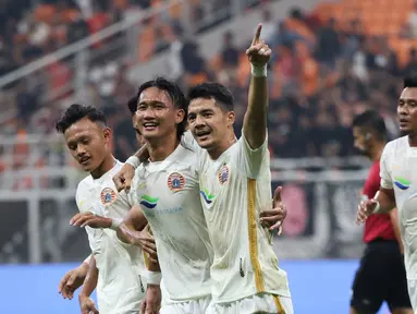 Persija Jakarta melangkah ke final turnamen mini RCTI Premium Sports setelah memetik kemenangan tipis 1-0 atas PSIS Semarang di Jakarta International Stadium (JIS), Jakarta, Kamis (30/5/2024). Gol tunggal Macan Kemayoran dicetak oleh Akbar Arjunsyah lewat tandukan keras pada menit ke-22. Dengan hasil ini Persija akan menantang Selangor FC di laga final, setelah sebelumnya mengalahkan Sabah FC dengan skor 3-2. (Bola.com/Abdul Aziz)