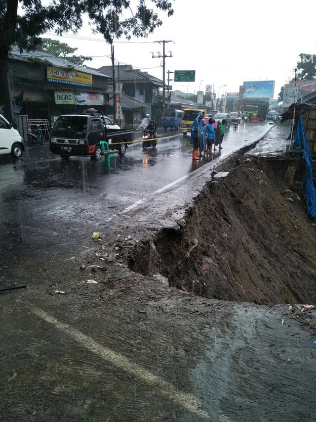 Longsor Terjadi di Tiga Titik, Arus Lalu Lintas Puncak Dialihkan