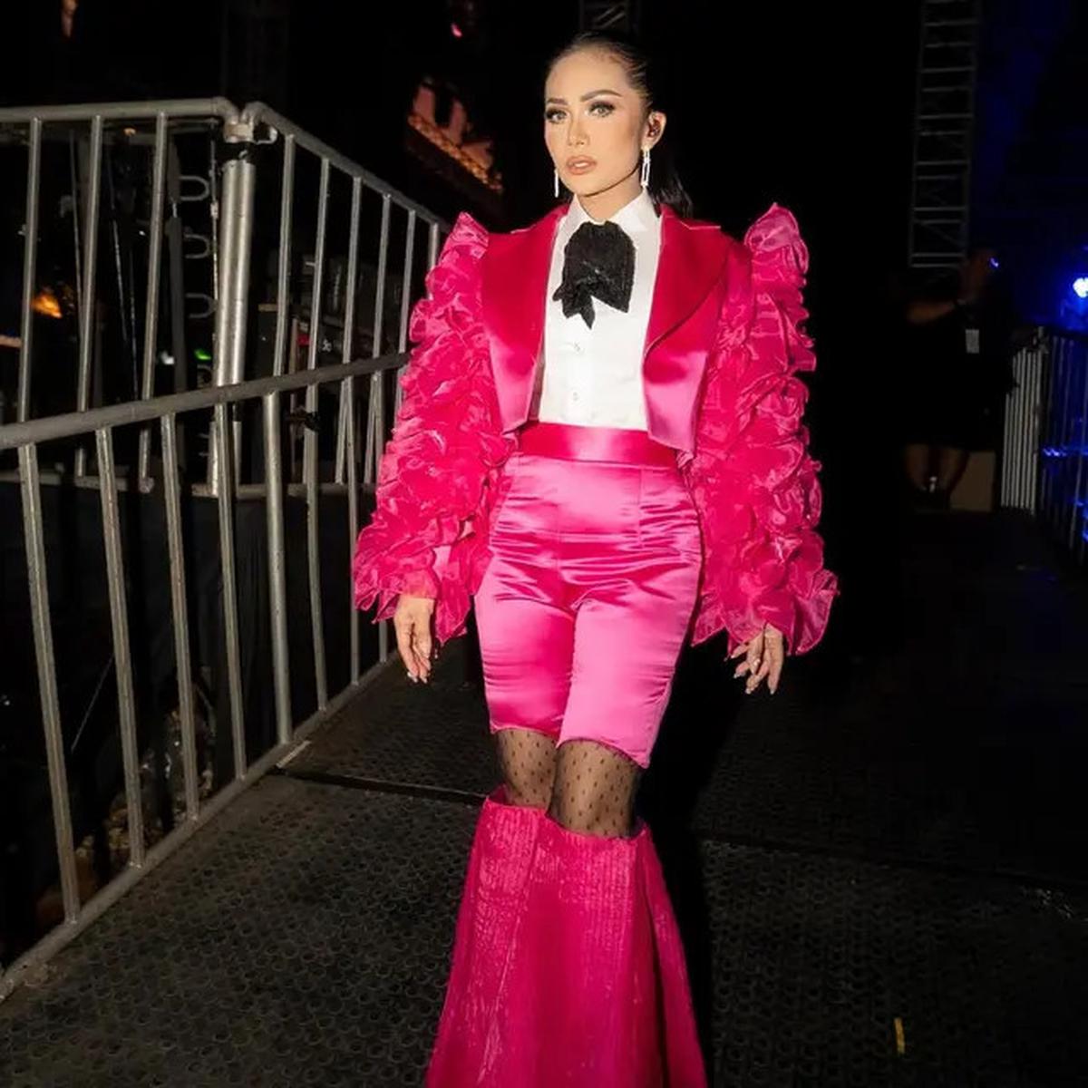 Gebrak Java Jazz Festival, Krisdayanti Tampil Enerjik dengan Busana Retro Bernuansa Fuschia