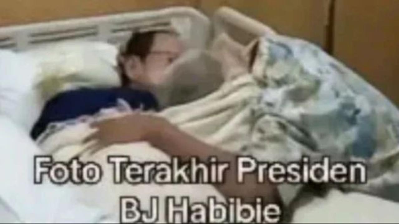 Foto ketiga memperlihatkan B.J. Habibie sebelum meninggal dunia. <br>