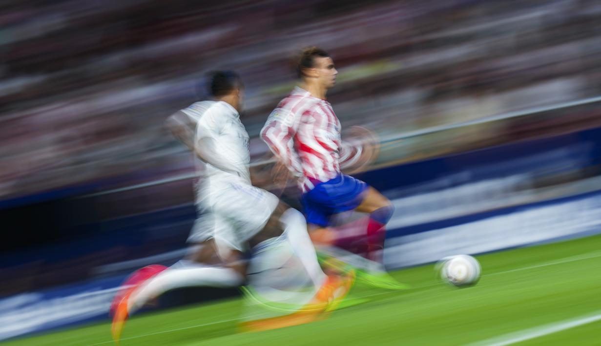 Gelandang Atletico Madrid, Joao Felix berlari membawa bola dari kejaran bek Real Madrid, Eder Militao selama pertandingan lanjutan La Liga Spanyol di stadion Wanda Metropolitano di Madrid, Spanyol, Senin (19/9/2022).  Berkat kemenangan ini, Real Madrid menggeser posisi Barcelona dari puncak klasemen Liga Spanyol. (AP Photo/Manu Fernandez)