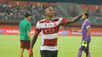 Pemain Madura United, Hugo Gomes menjadi penentu kemenangan timnya atas Bhayangkara FC, Kamis (8/9/2022). (Bola.com/Wahyu Pratama)