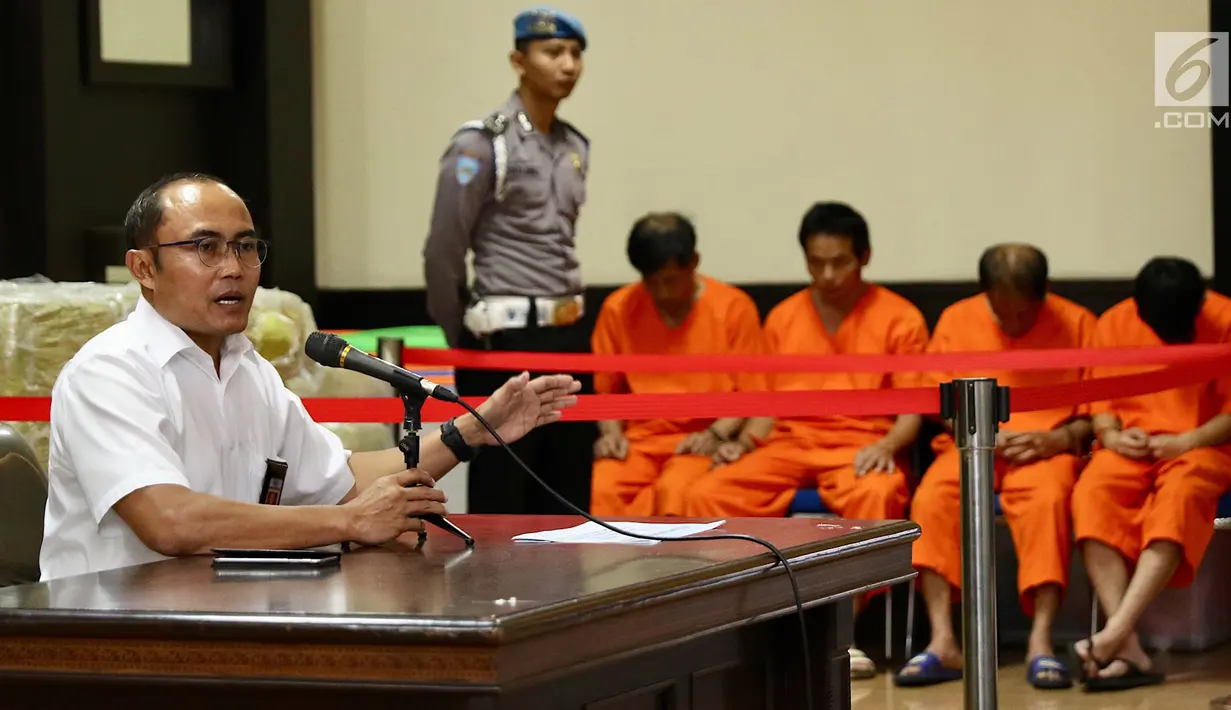 Direktur Tindak Pidana Narkoba Bareskrim Polri Brigjen Pol Eko Daniyanto memberikan keterangan pers terkait penyelundupan sabu seberat 1,6 ton di Jakarta Timur, Selasa (27/2). Sabu tersebut terbagi dalam 1.448 bungkus. (Liputan6.com/Immanuel Antonius)