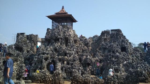 Heboh Kawasan Penyangga Situs Gua Sunyaragi Cirebon Terbakar