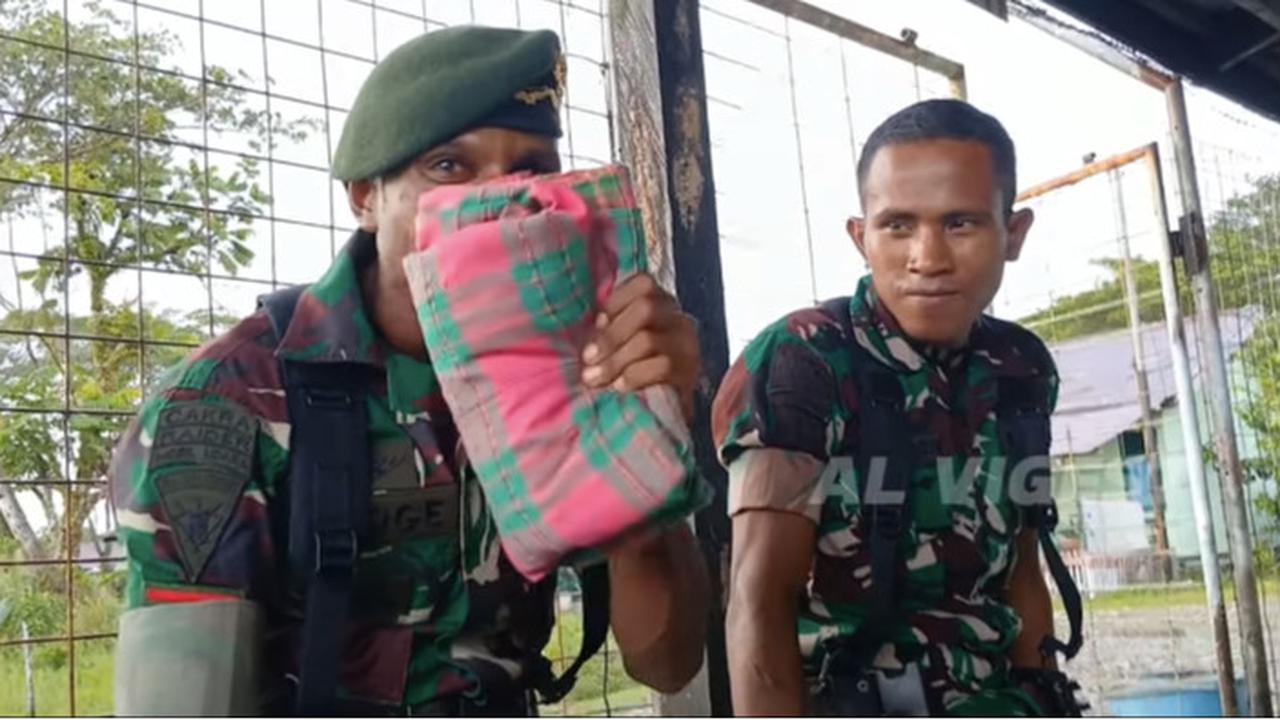 prajurit tni ad punya sarung kenangan
