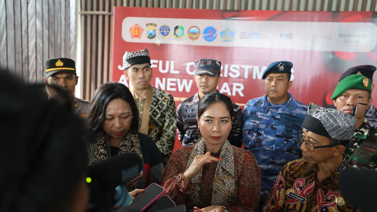 Wakil Menteri Pariwisata RI, Ni Luh Enik Ermawati memberikan keterangan pers di Bandara Banyuwangi (Istimewa)