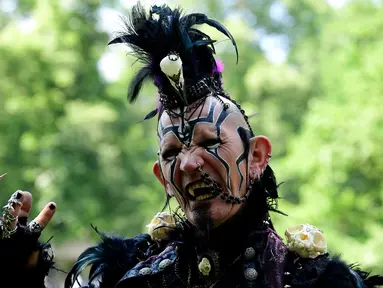 Seorang pria mengenakan pakaian hitam saat mengikuti Victorian Picnic selama festival Wave Gotik Treffen (WGT) di Leipzig, Jerman (6/2). WGT adalah festival gotik terbesar di dunia yang digelar setiap tahun. (AFP Photo/Tobias Schwarz)