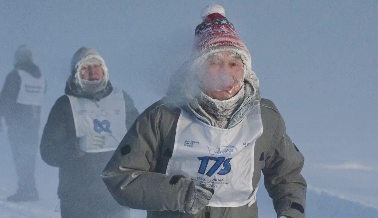 Pelari mengambil bagian dalam maraton terdingin di Dunia Internasional pada suhu minus 53 derajat (-63,4 Fahrenheit) di dekat Oymyakon, republik Sakha, juga dikenal sebagai Yakutia, Rusia, pada 22 Januari 2022. Sebanyak 65 pelari bersaing dalam suhu yang sangat rendah. (AP Photo/Ivan Nikiforov)