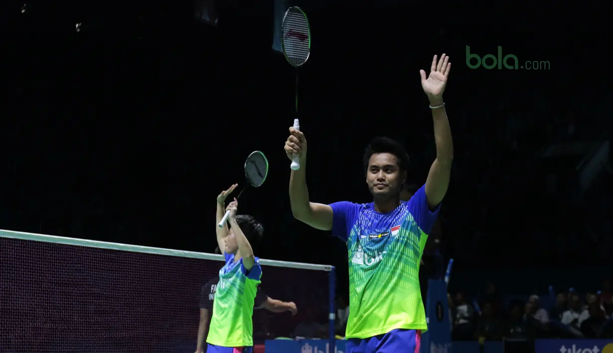 Tontowi Ahmad/Lilyana Natsir merayakan kemenangan atas Hafiz Faizal/Gloria Emanuelle pada semifinal Indonesia Open 2018 di Istora Senayan, Jakarta, (7/6/2018). Tontowi/Liliyana menang 21-18, 21-8. (Bola.com/Nick Hanoatubun)