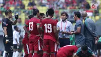 Pelatih Timnas Indonesia, Luis Milla (kemeja biru) memberi arahan pada pemainnya saat jeda minum pada laga persahabatan melawan Fiji di Stadion Patriot Candrabhaga, Bekasi, Sabtu (9/2). Laga berakhir imbang 0-0. (Liputan6.com/Helmi Fithriansyah)