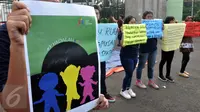 Aksi Panggung Rabu #SistersInDanger oleh aktivis dari berbagai elemen di depan DPR, Jakarta, (11/5). Mereka menyerukan untuk segera mengesahkan RUU Penghapusan Kekerasan Seksual tanpa hukuman kebiri dan hukuman mati. (Liputan6.com/Johan Tallo)