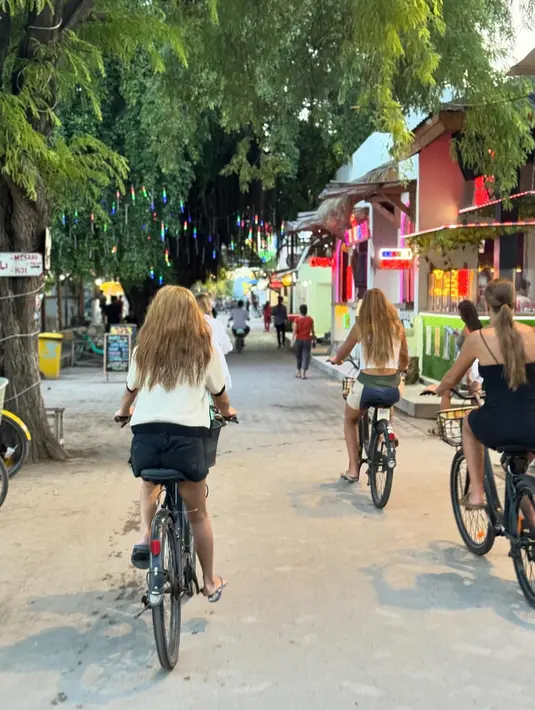 Puas liburan di Bali, Hyoyeon pergi ke Lombok. Dia menikmati suasana di sana termasuk berkeliling dengan sepeda. (Foto: Instgaram/ hyoyeon_x_x)