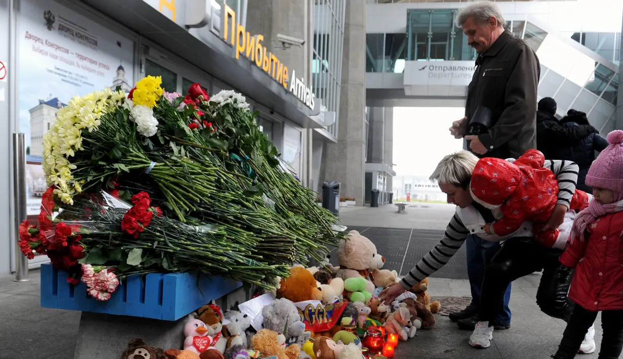 Keluarga dan kerabat korban meletakkan karangan bunga di depan Bandara Internasional St. Petersburg di Rusia, Minggu (1/11) Pesawat membawa 224 penumpang jatuh ke daerah pegunungan Sinai setelah kehilangan kontak radar. (AFP PHOTO/OLGA MALTSEVA)